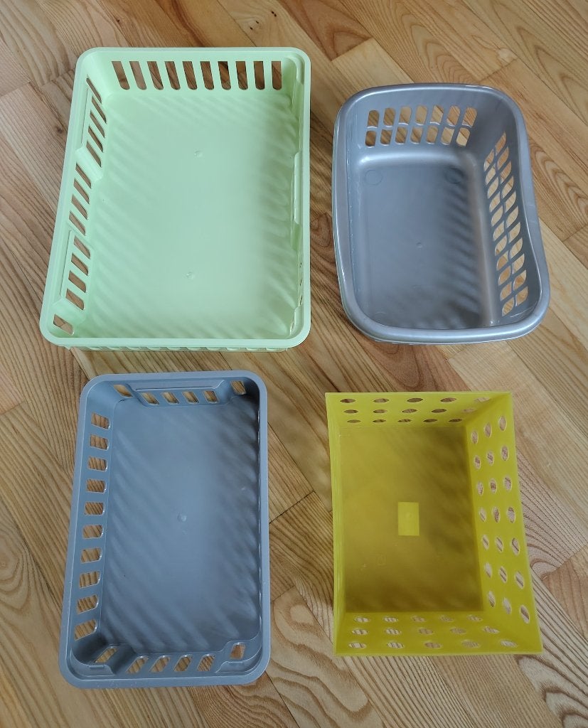Mandjes kunststof 4 stuks diverse kleuren en maten vintage, Kunststof, Mand, Ophalen of Verzenden, Zo goed als nieuw