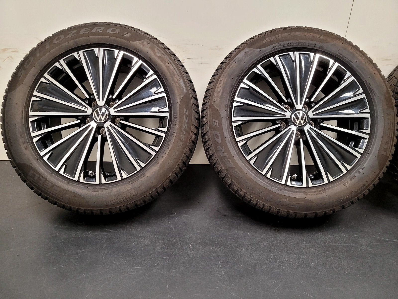 18 Inch VW TIGUAN velgen 235 55 18 WINTER PIRELLI  Demo 8MM, Ophalen, 18 inch, Gebruikt, Banden en Velgen