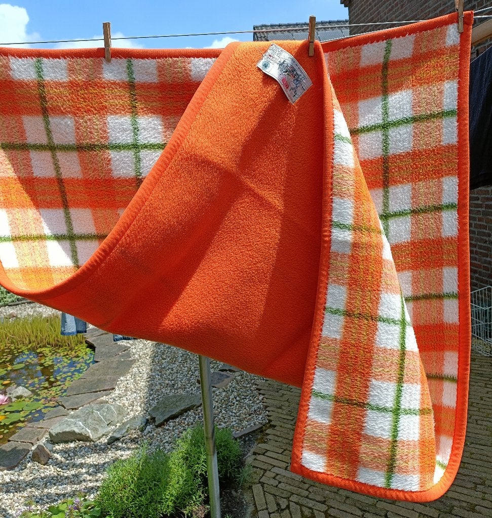 Vintage oranje groen geblokt AaBe dralon deken 110 x 145 cm, Gebruikt, Ophalen of Verzenden, Meerkleurig, Deken