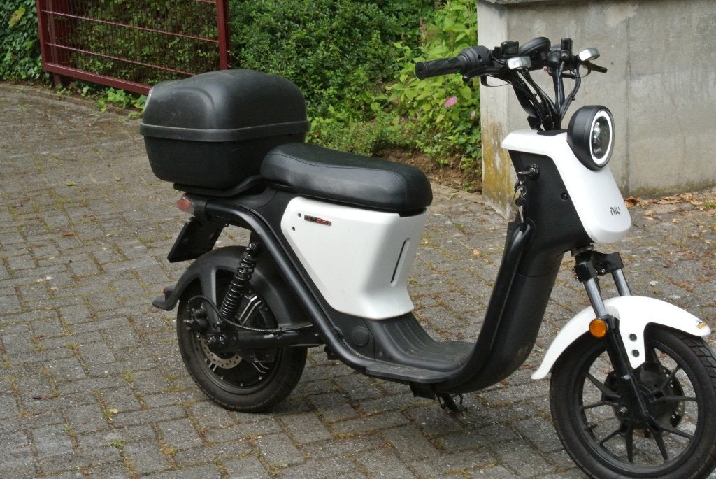 niu scooter, Fietsen en Brommers, Snorfietsen en Snorscooters, Ophalen of Verzenden, Zo goed als nieuw, Elektrisch, Overige merken