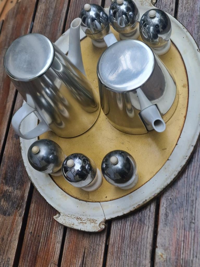 koffie- en theestel, eierdoppen en een Cona koffiezetter., Ophalen
