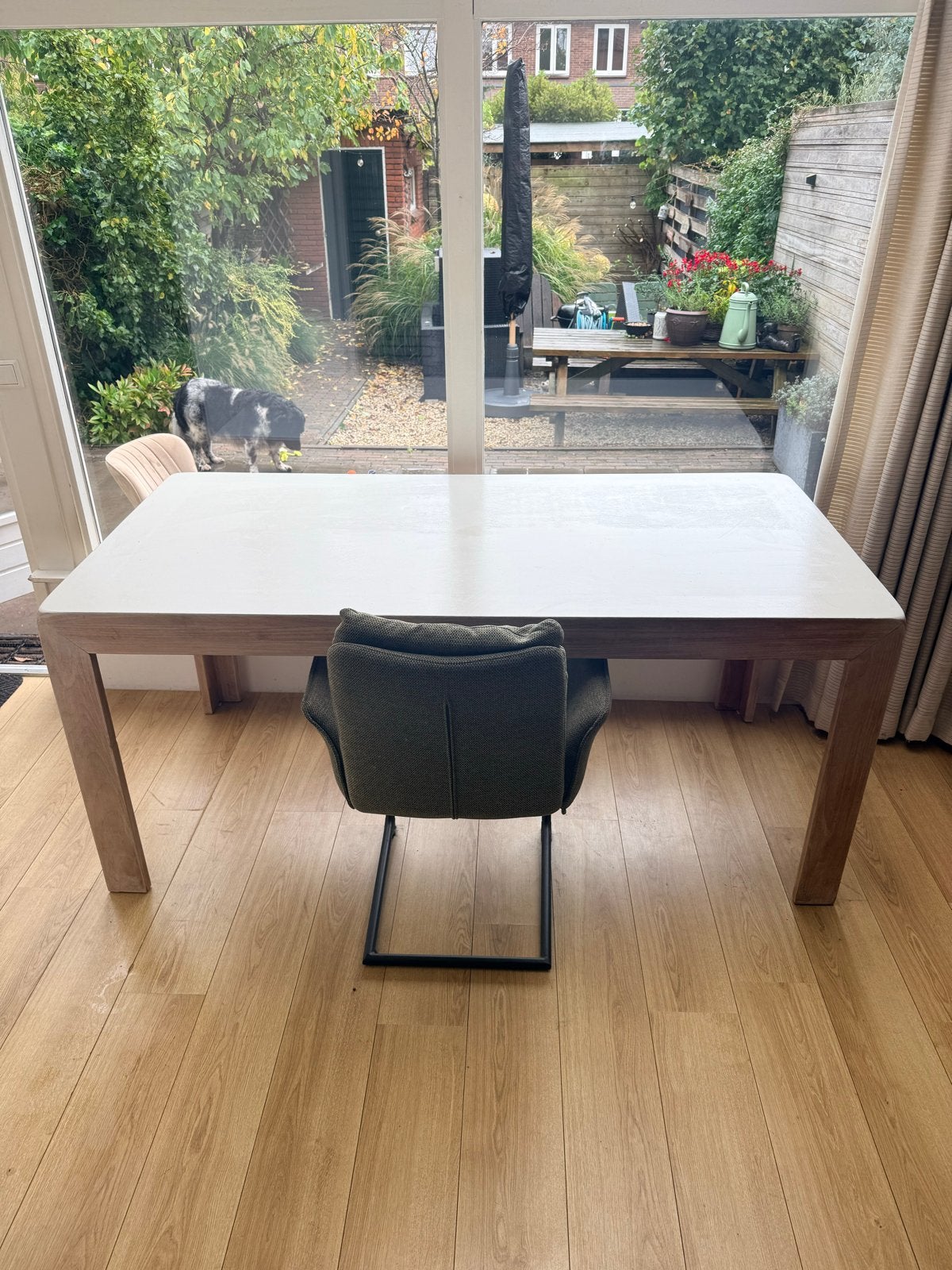 Elegante eettafel met wit blad en houten onderstel, Ophalen, Gebruikt, Teakhout, 50 tot 100 cm