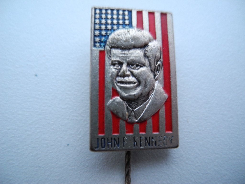 Speld met Amerikaanse vlag en portret John Kennedy, Ophalen of Verzenden, Gebruikt, Overige onderwerpen, Speldje of Pin