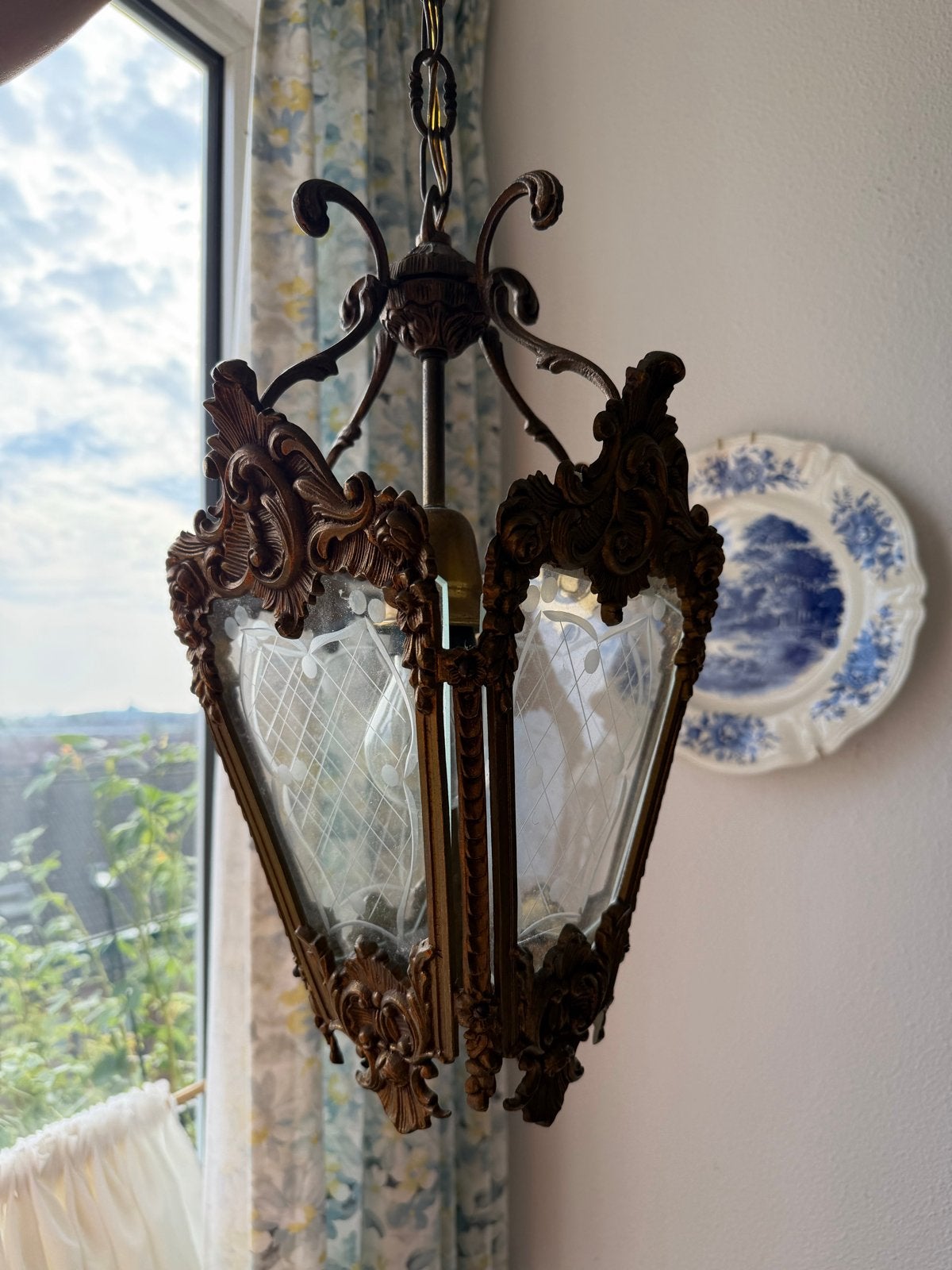 Antieke hanglamp met geëtst glas en messing details, Antiek en Kunst, Ophalen of Verzenden
