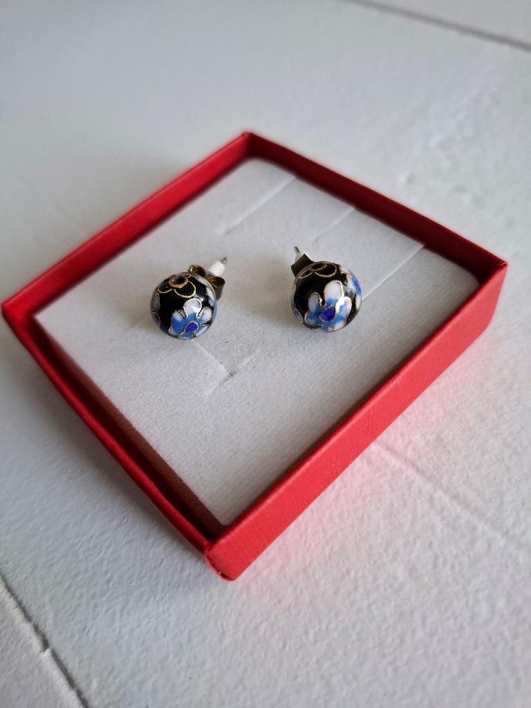 Prachtige cloisonné oorbellen – zwart met blauwe bloemen, Sieraden, Tassen en Uiterlijk, Oorbellen, Overige materialen, Zwart
