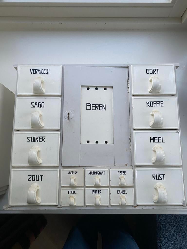 Antieke kruidenkast met laden, Ophalen