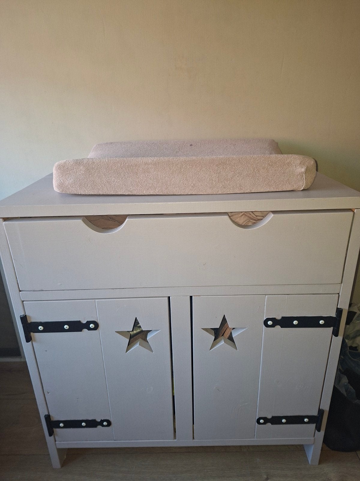 Steigerhouten ledikant met sterren en commode, Ophalen, Gebruikt, 70 tot 85 cm, Lattenbodem