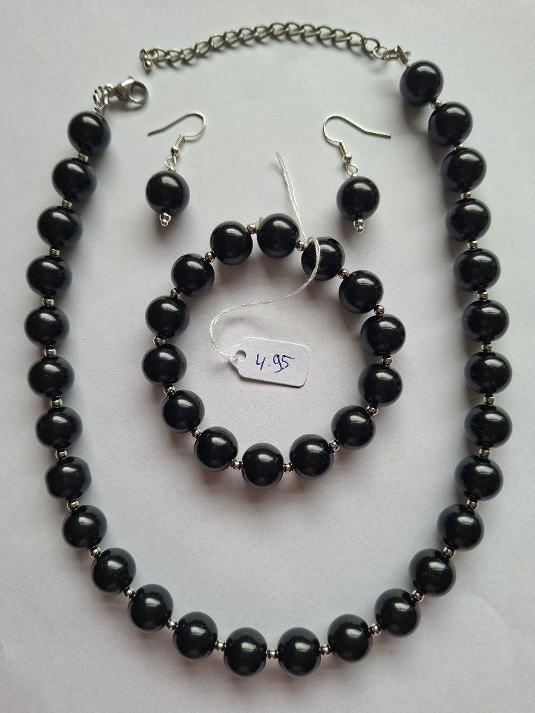 Zwarte kralen sieradenset: ketting, armband, oorbellen, Ophalen of Verzenden, Nieuw, Zwart, Kunststof