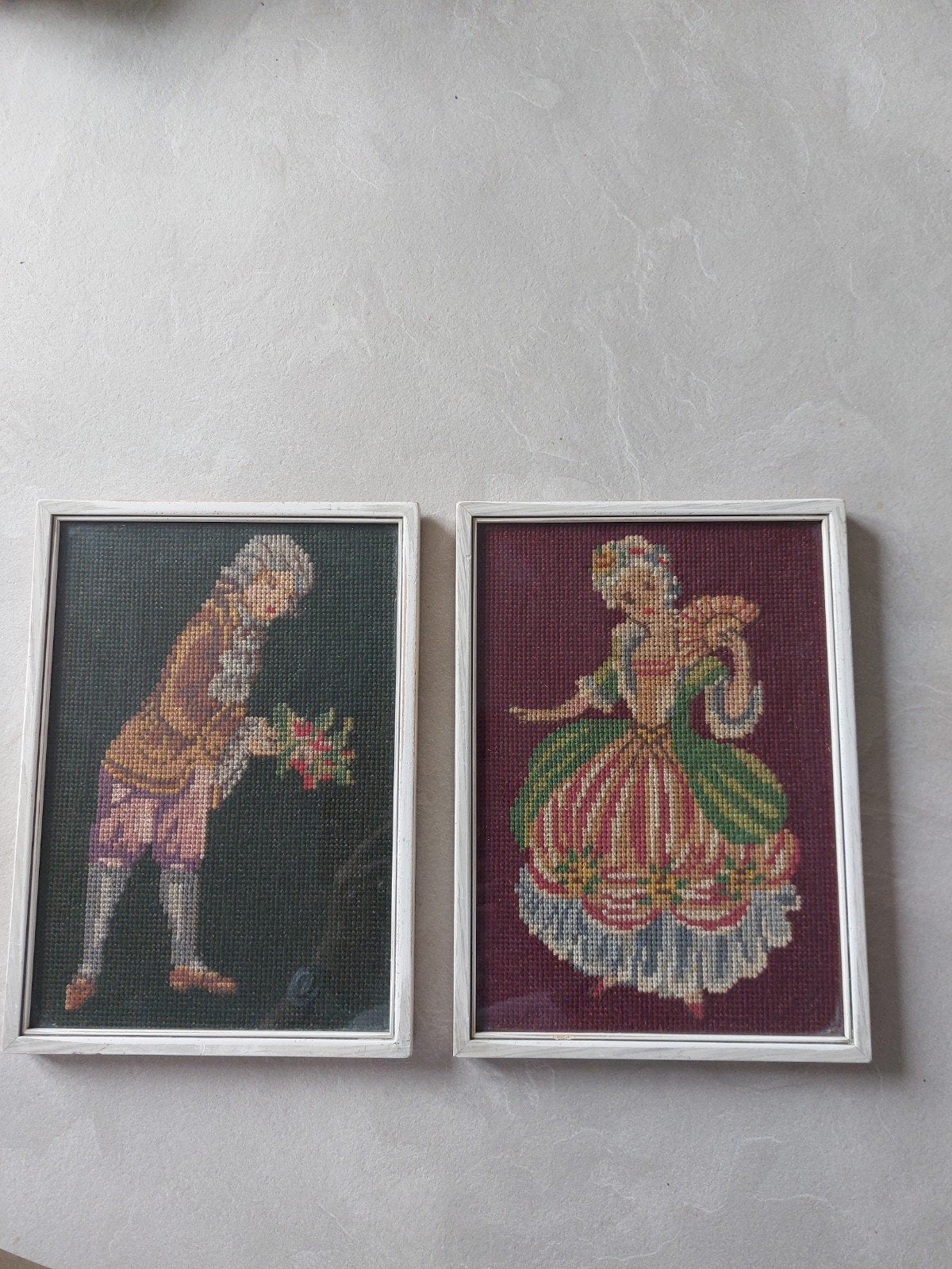 Geborduurde schilderijtjes: heer en dame in Rococo kleding, Ophalen