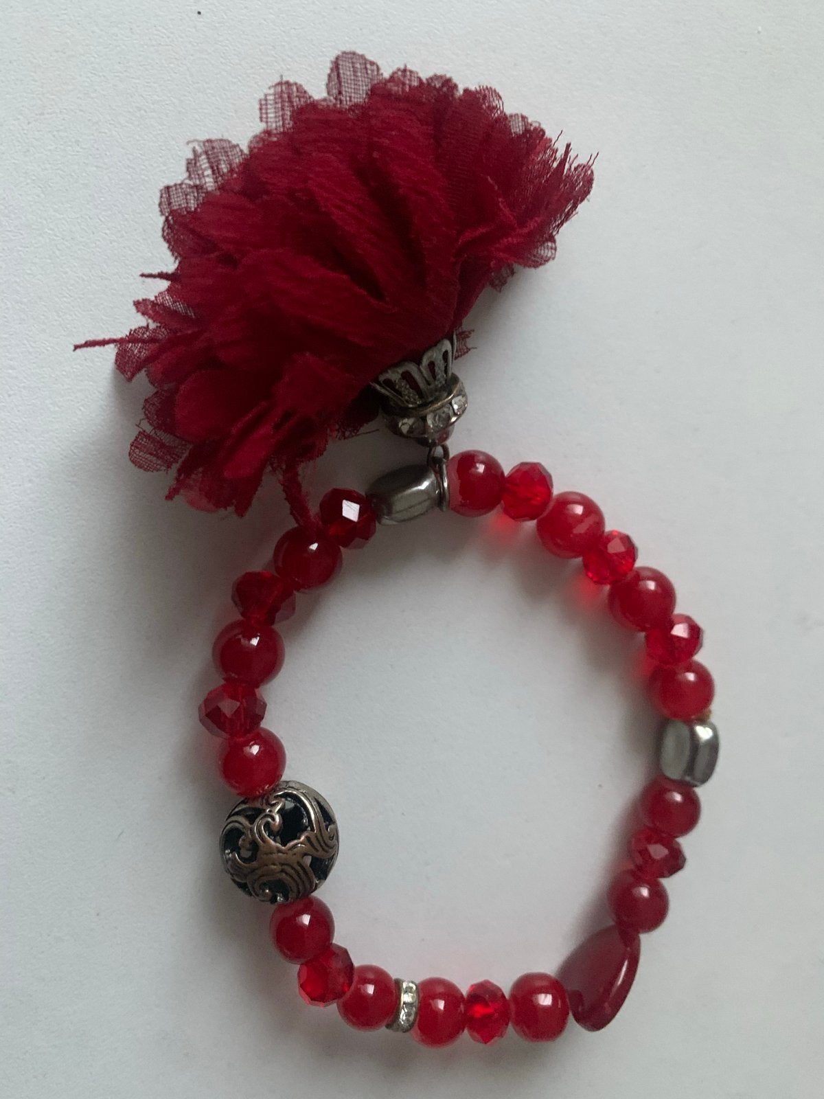 Rode kralenarmband met kwastje en bedels nieuw, Overige materialen, Nieuw, Ophalen of Verzenden, Met bedels of kralen