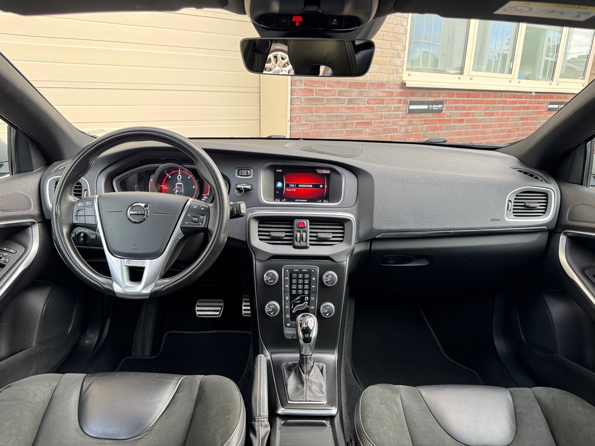 Volvo V40 2.0 D3 Polar+ Sport R-Design APK 11-2027|Pano|H/K, Auto's, Gebruikt, 4 cilinders, Leder en Stof, Origineel Nederlands