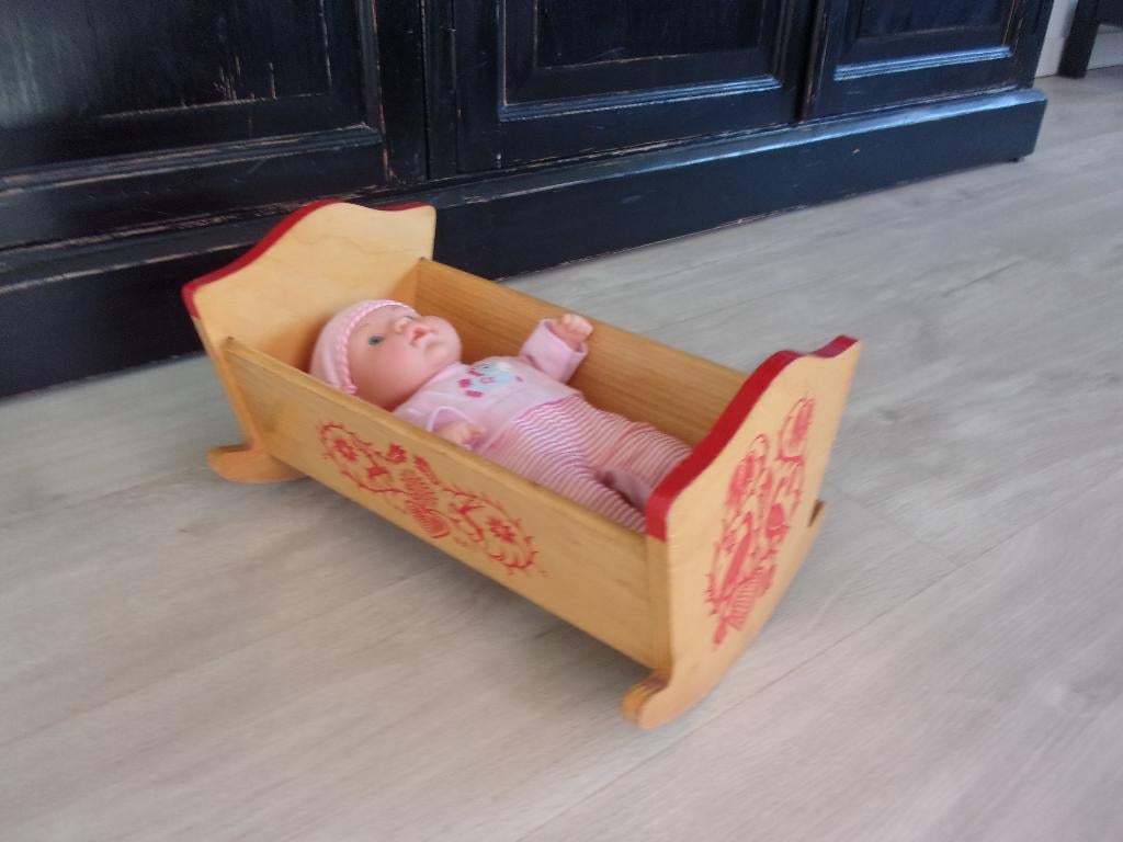 Leuk POPPENSCHOMMELBEDJE + pratend popje, Ophalen of Verzenden, Zo goed als nieuw, Overige typen