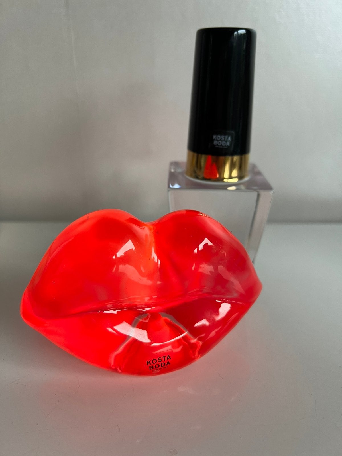 Kosta Boda ‘Make Up’ Hot Lips Neon Pink Åsa Jungnelius, Ophalen of Verzenden, Object, Glas