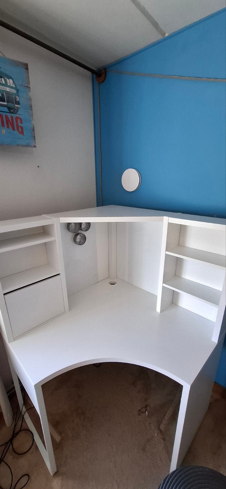 Wit bureau, Huis en Inrichting, Bureaus, Zo goed als nieuw, Hoekbureau, IKEA, Modern, Wit, Demontabel, Kabelgoot, Ophalen