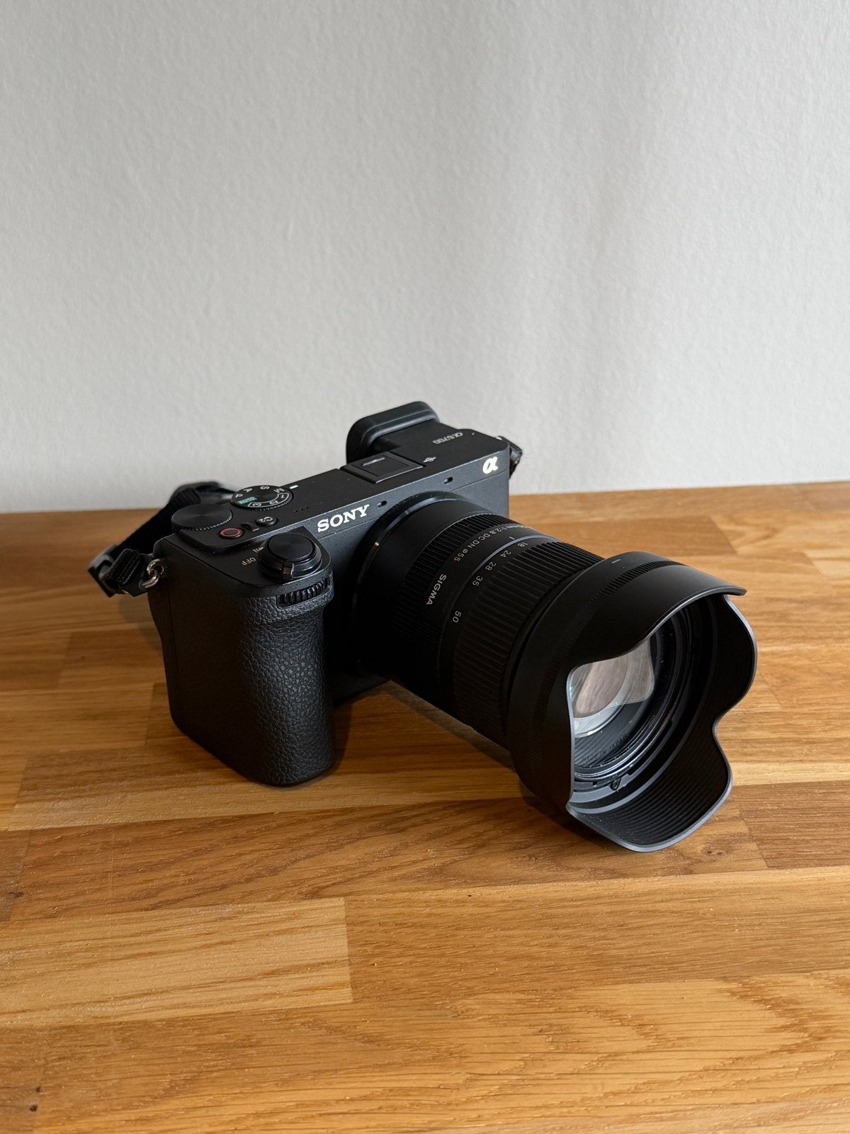 Sony A6700 + sigma 18 50 2.8 (5000 clicks), Kantelbaar/draaibaar scherm, Ophalen of Verzenden, Zo goed als nieuw, Sony