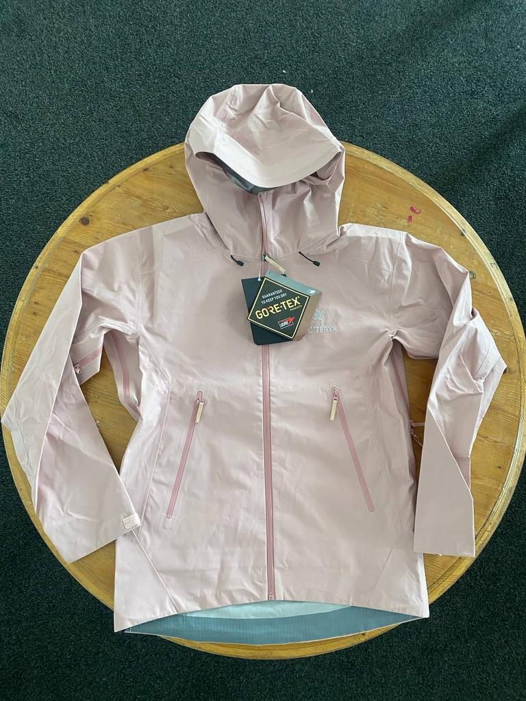 Nieuwe Arc'teryx Gore-Tex jas - Roze/Lila, Kleding | Heren, Ophalen of Verzenden, Nieuw, Maat 46 (S) of kleiner, Roze