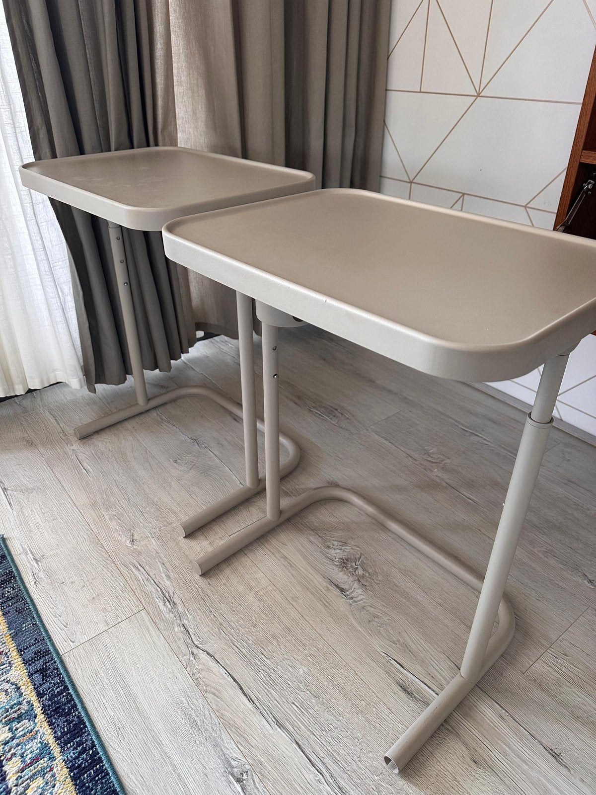 2x IKEA BJÖRKÅSEN bijzettafels / laptoptafels – beige/taupe, Ophalen, Zo goed als nieuw