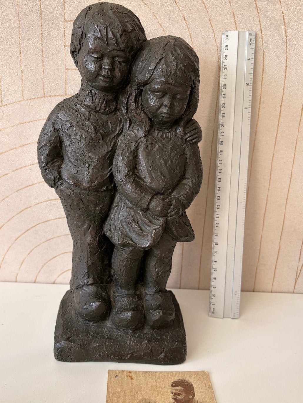 Beeld ‘Broer en zus’ van Geert Kunen, met certificaat, Antiek en Kunst, Ophalen, Groep mensen, Steen of Keramiek, Beeld