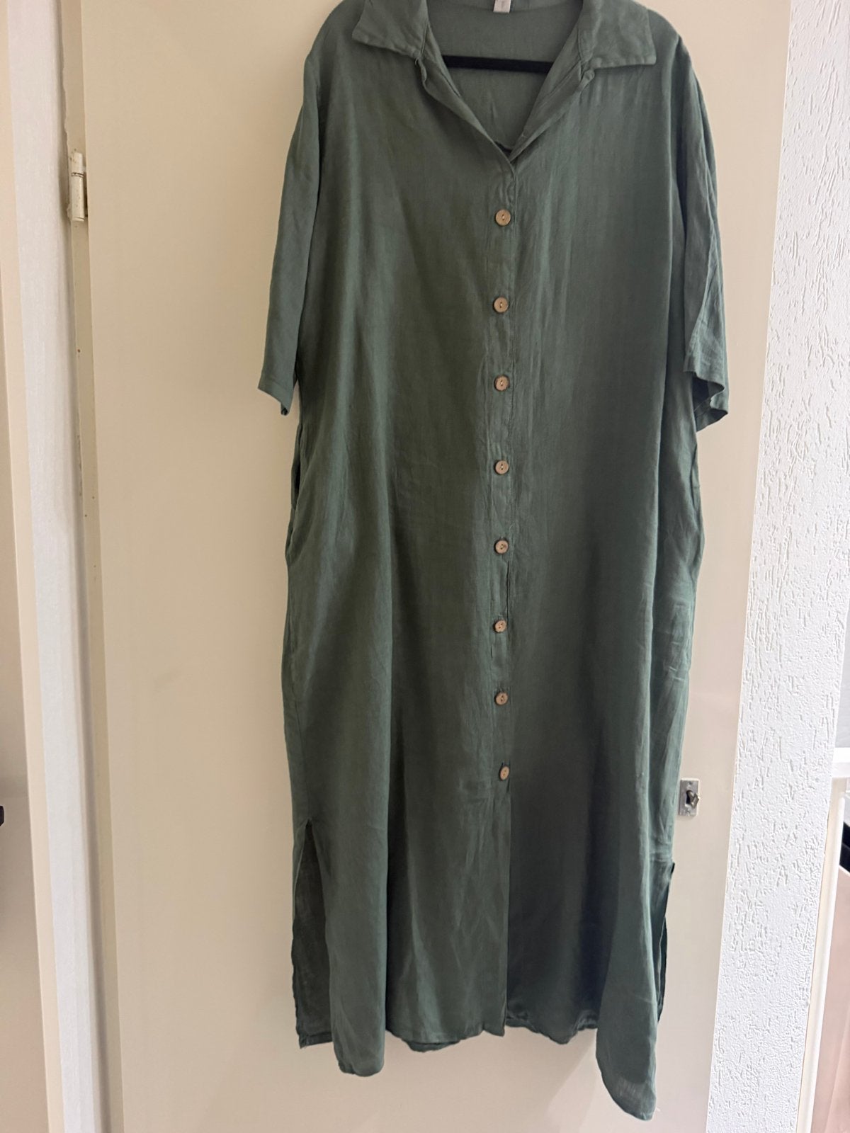 Lange linnen jurk met knopen en zakken, Kleding | Dames, Jurken, Maat 42/44 (L), Ophalen of Verzenden, Zo goed als nieuw, Onder de knie