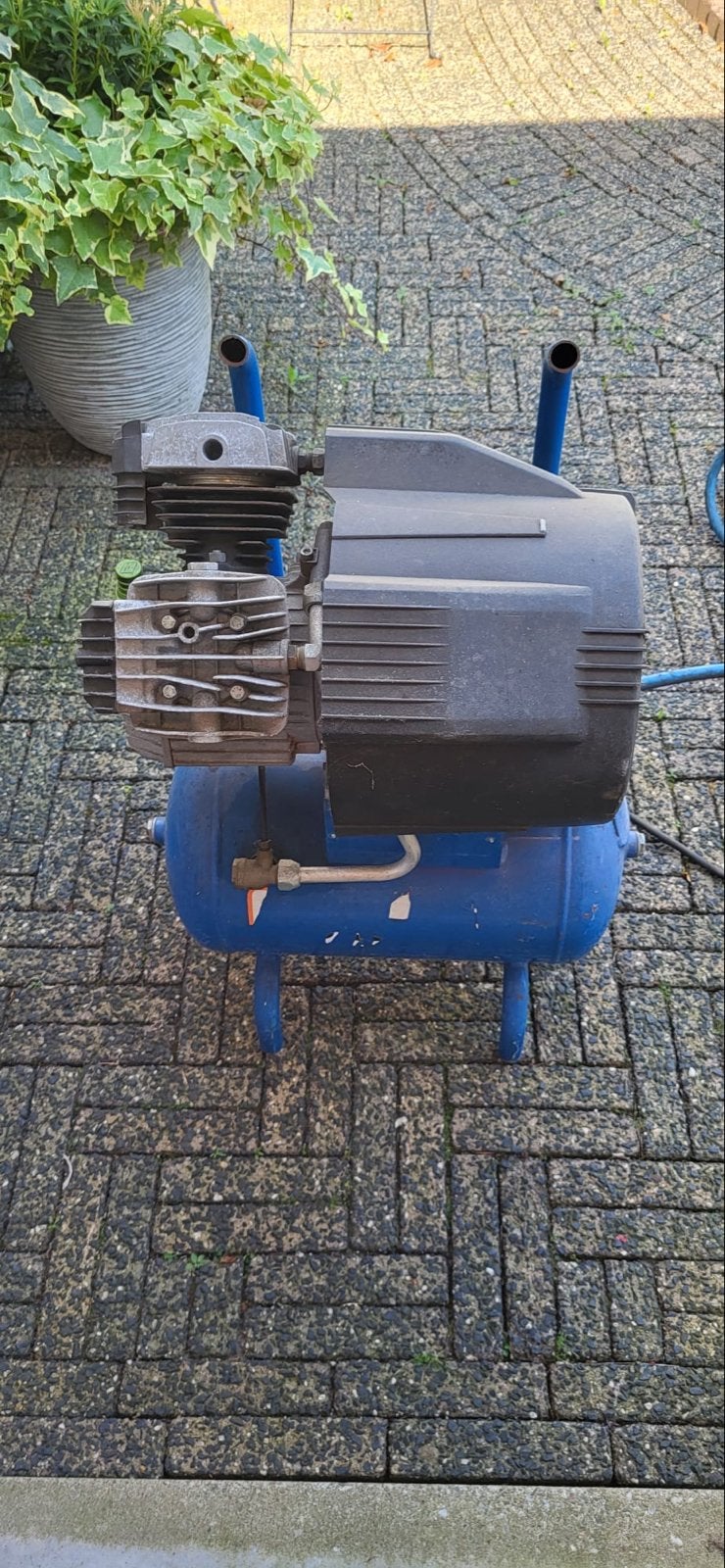 Mobiele compressor met drukmeter en wielen, Ophalen, Gebruikt, 6 tot 10 bar, 25 tot 100 liter