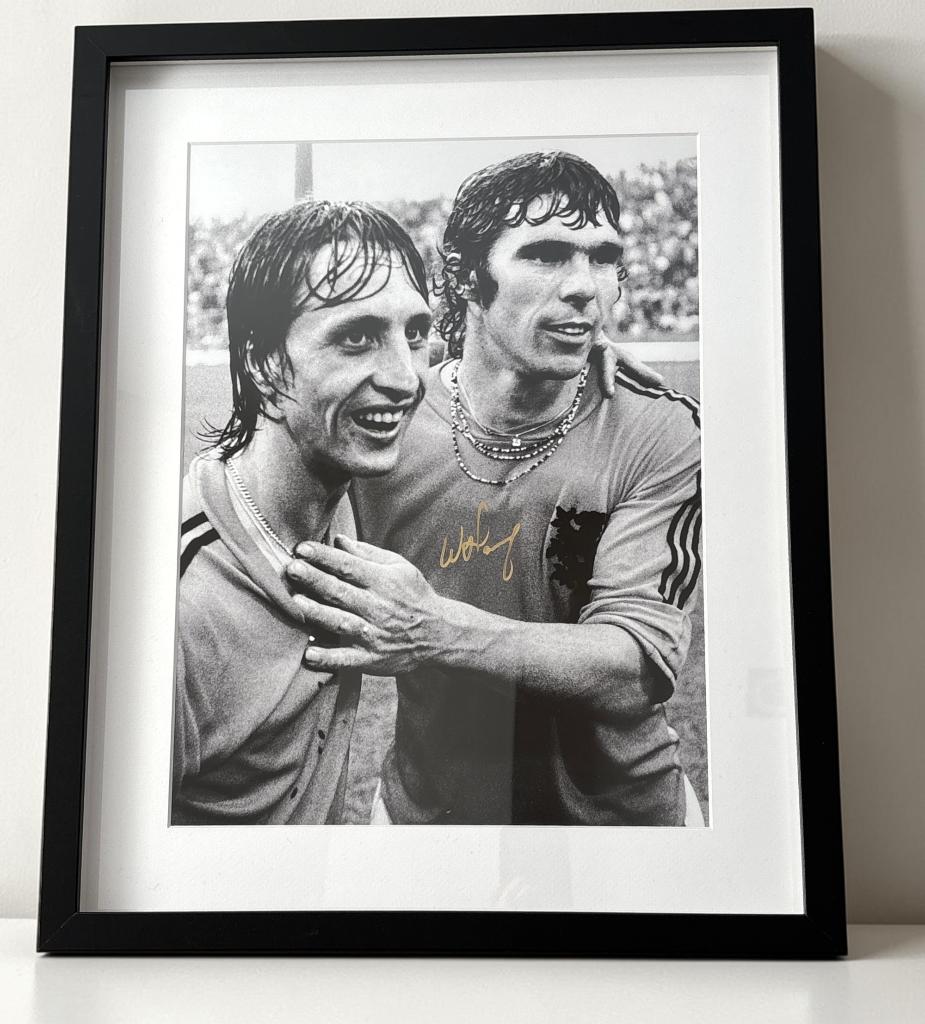 Van Hanegem & Cruijff poster - gesigneerd & ingelijst, Verzenden, Nieuw, Overige sporten, Poster, Plaatje of Sticker