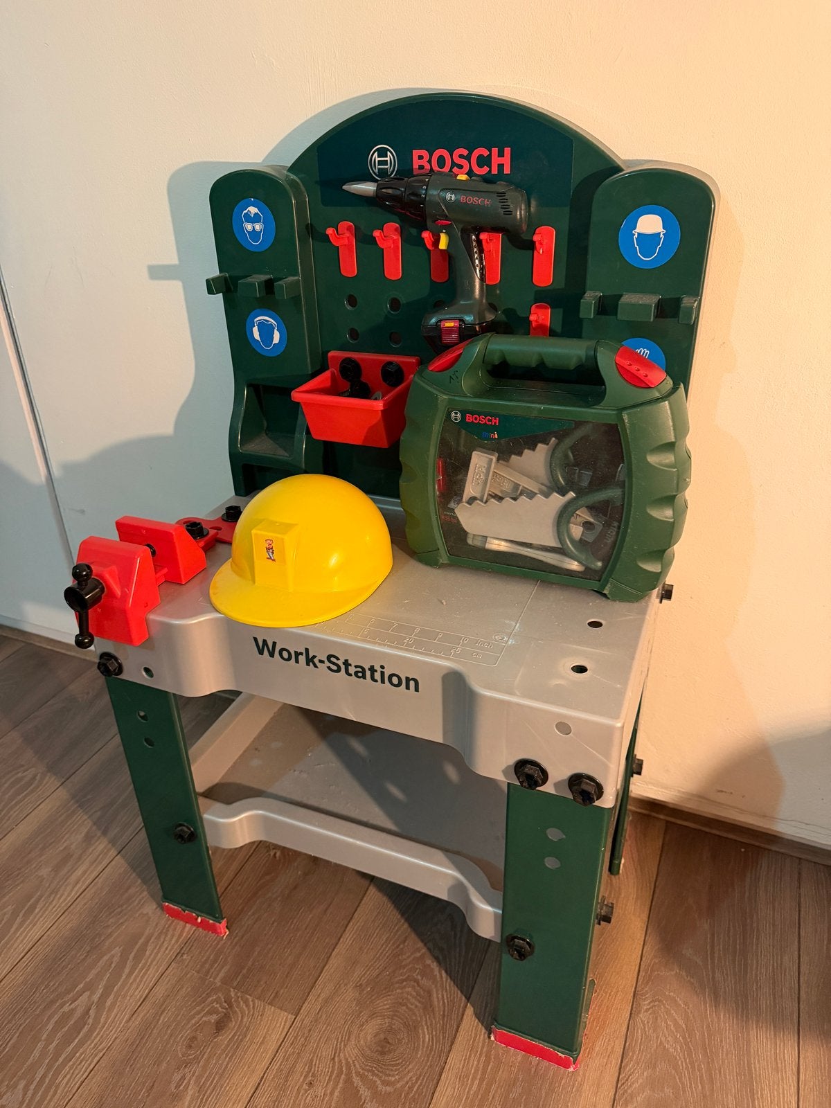 Bosch werkbank met gereedschap en helm, Ophalen, Gebruikt, Bouwen