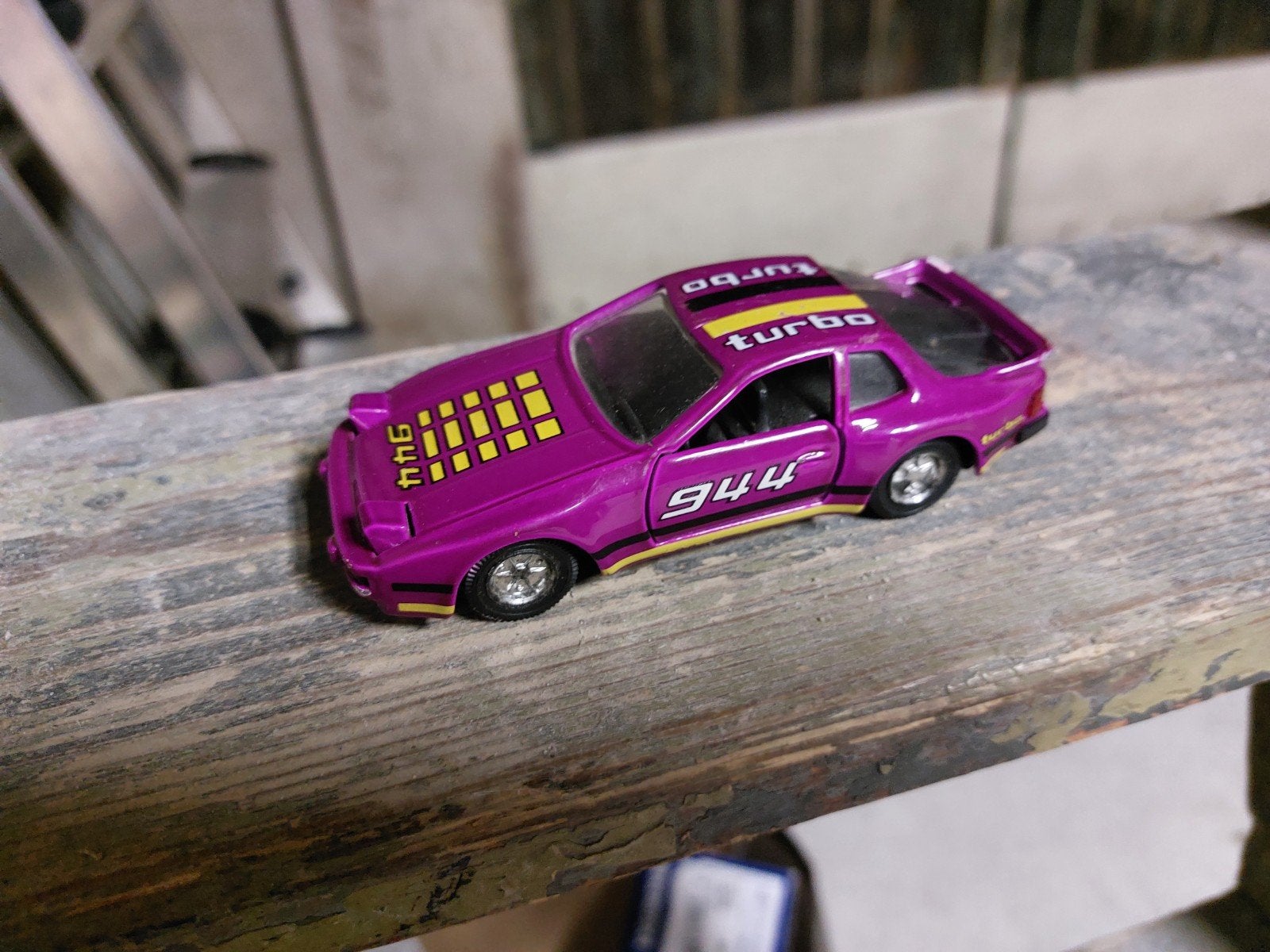 Yatming Porsche 944 Turbo Diecast Model - Paars, Hobby en Vrije tijd, Ophalen of Verzenden