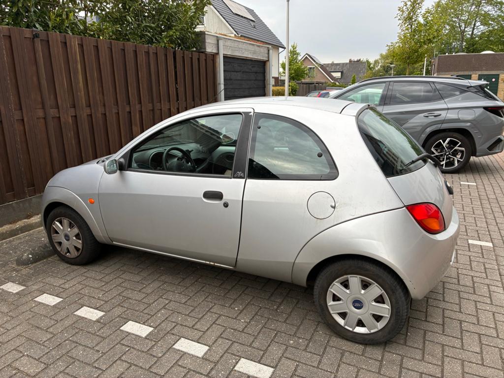 Ford Ka 1.3 I 51KW 2008 goedgekeurd apr27 Grijs km 117.000, Auto's, Ford, Voorwielaandrijving, 1299 cc, 31 €/maand, 4 cilinders
