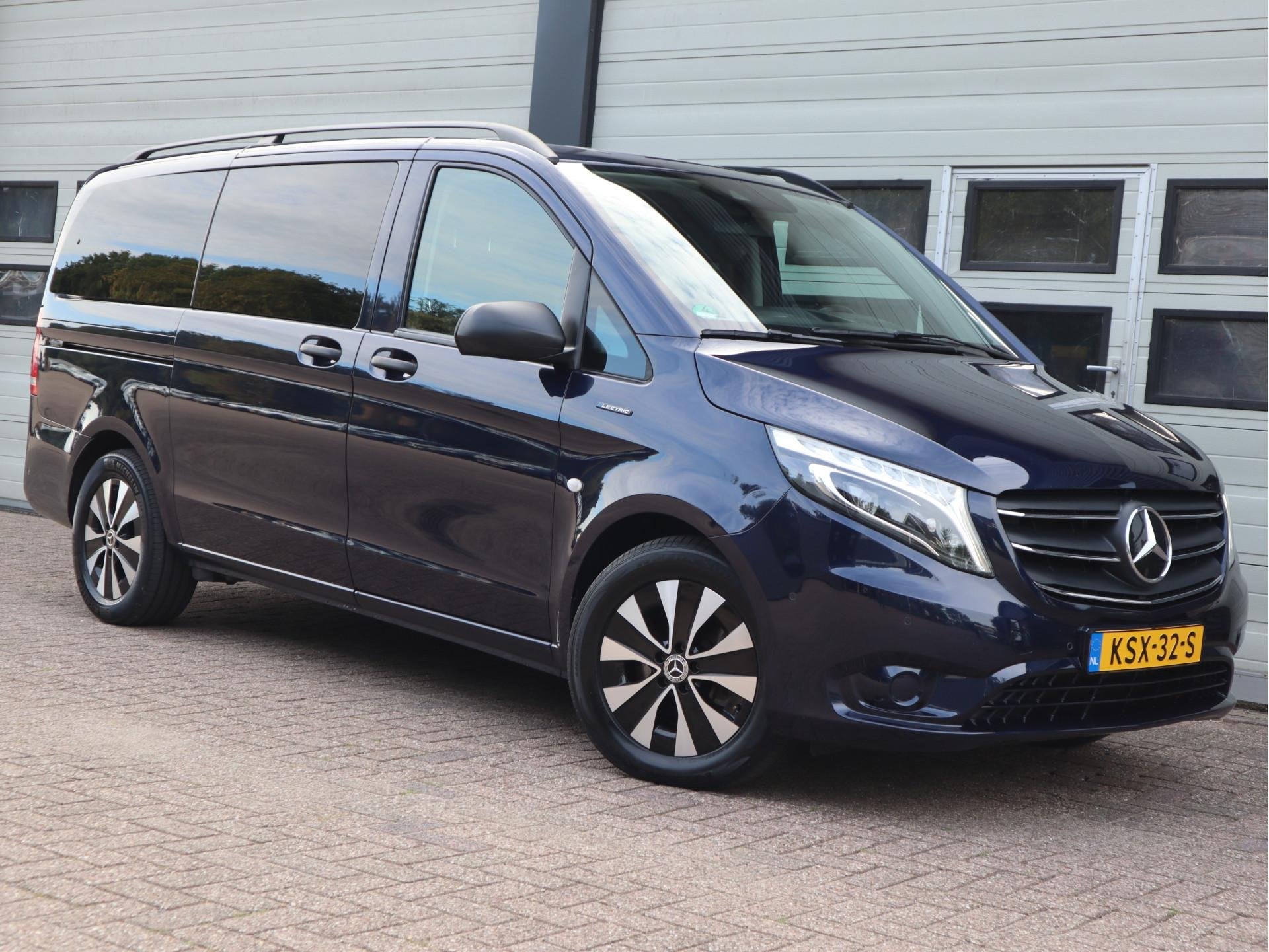 Mercedes-Benz eVito Tourer 90 kWh Pro - 8 Persoons Kombi - i, 2430 kg, Stof, Gebruikt, 8 stoelen