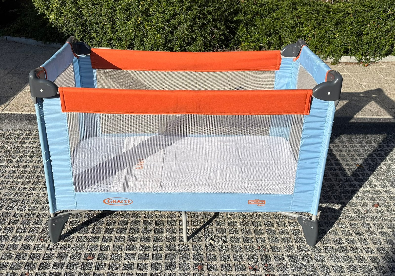 Graco campingbedje inclusief matras en beddengoed, Ophalen, Zo goed als nieuw, Minder dan 140 cm, Matras