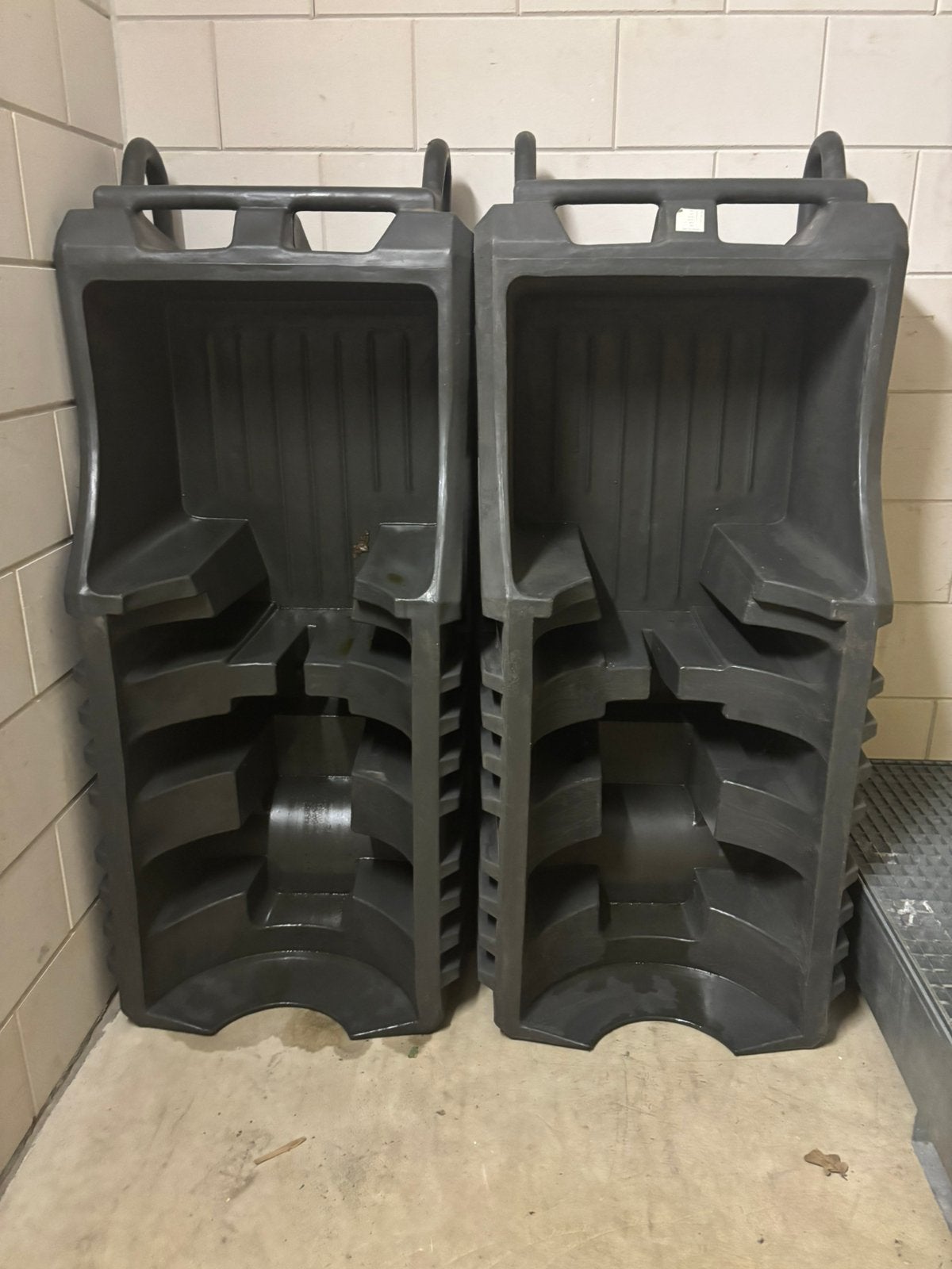 2 stuks verrijdbare antilekbakken voor 200 liter vaten, Ophalen, Zo goed als nieuw