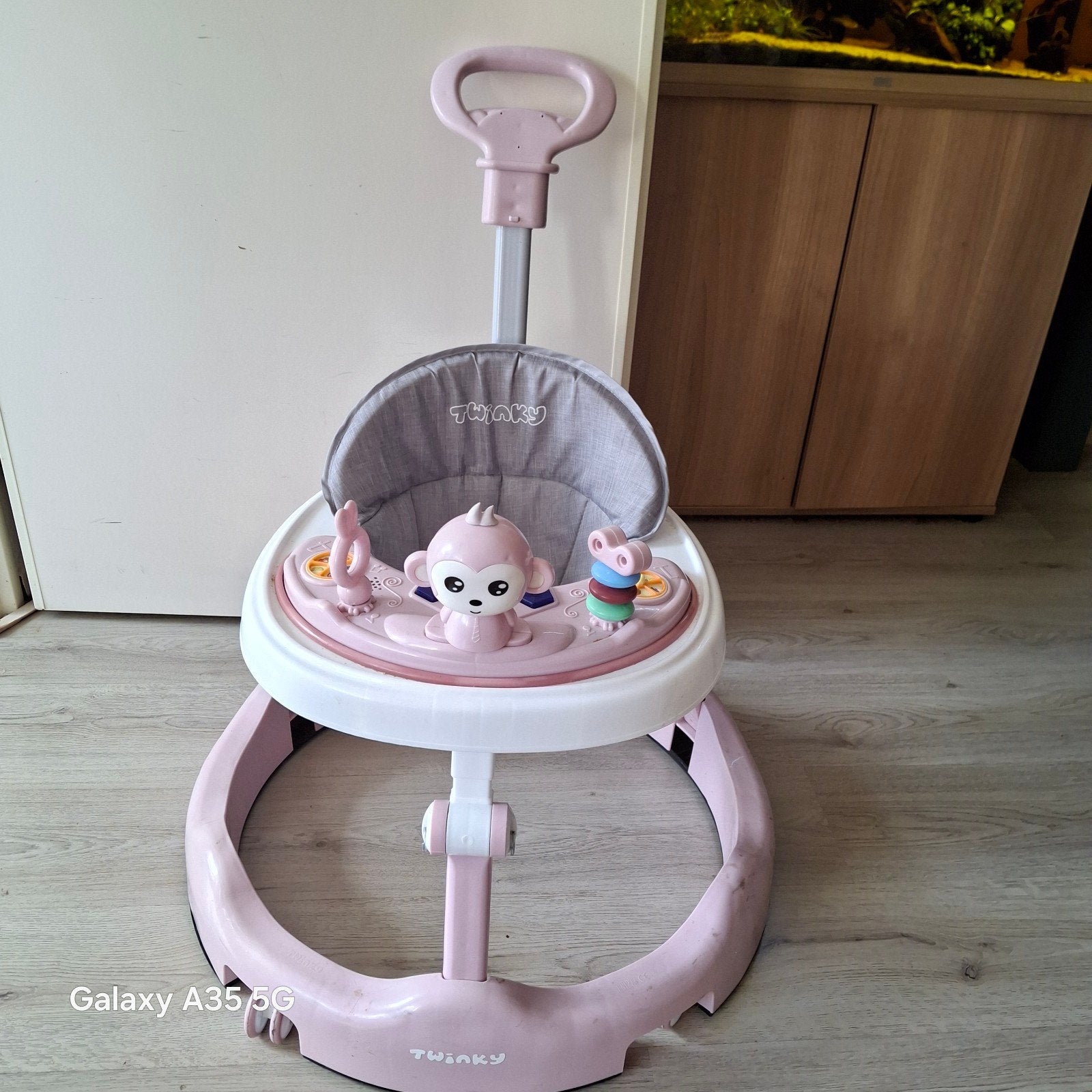 Roze baby loopstoel met speelgoed en duwstang, Ophalen