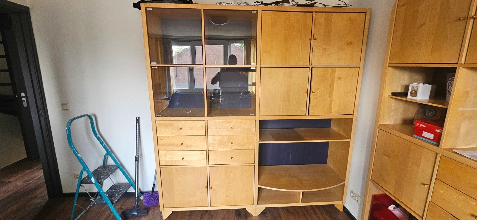 Houten wandmeubel met vitrinekasten en lades, Ophalen, Gebruikt