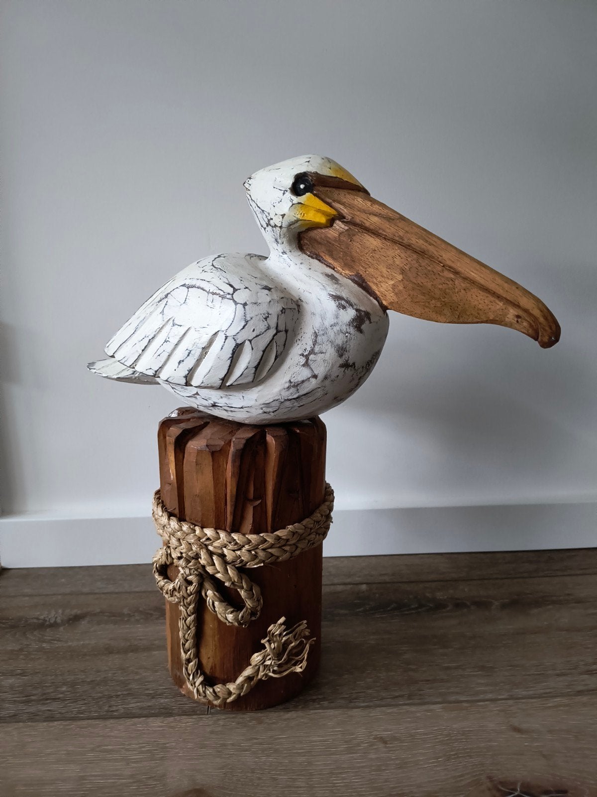 Houten Pelikaan op Paal - Decoratief Beeld 43x47 cm, Hout, Gebruikt, Meerkleurig, Ophalen of Verzenden