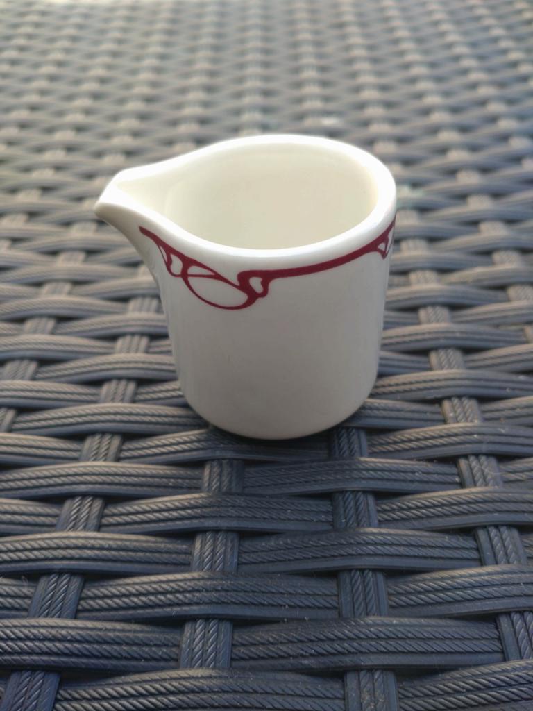 Villeroy & Boch melkkannetje, rood decor, Keramiek, Overige typen, Ophalen of Verzenden, Zo goed als nieuw