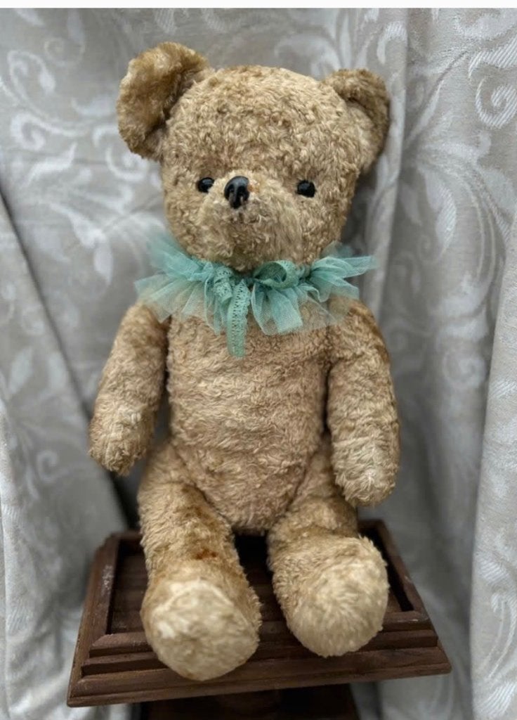 Jaren ‘20 antieke oude beer 50 cm met tule groene kraag, Verzamelen, Beren en Cherished Teddies, Overige merken, Stoffen beer