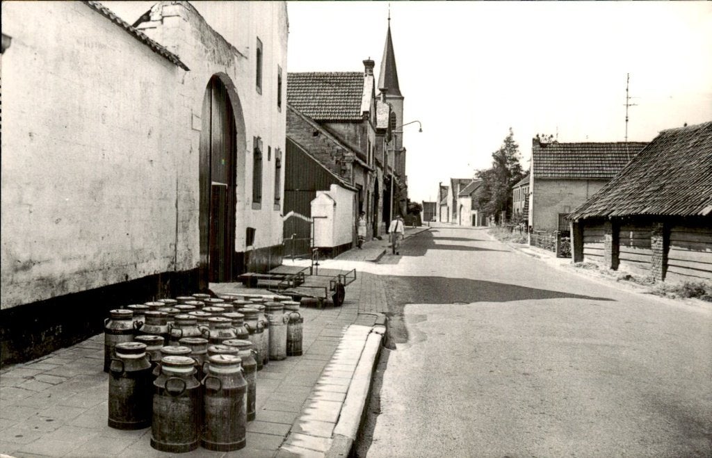 Scheulder - Dorpsstraat - Melkbussen en kerk, Ophalen of Verzenden, 1960 tot 1980, Gelopen, Limburg