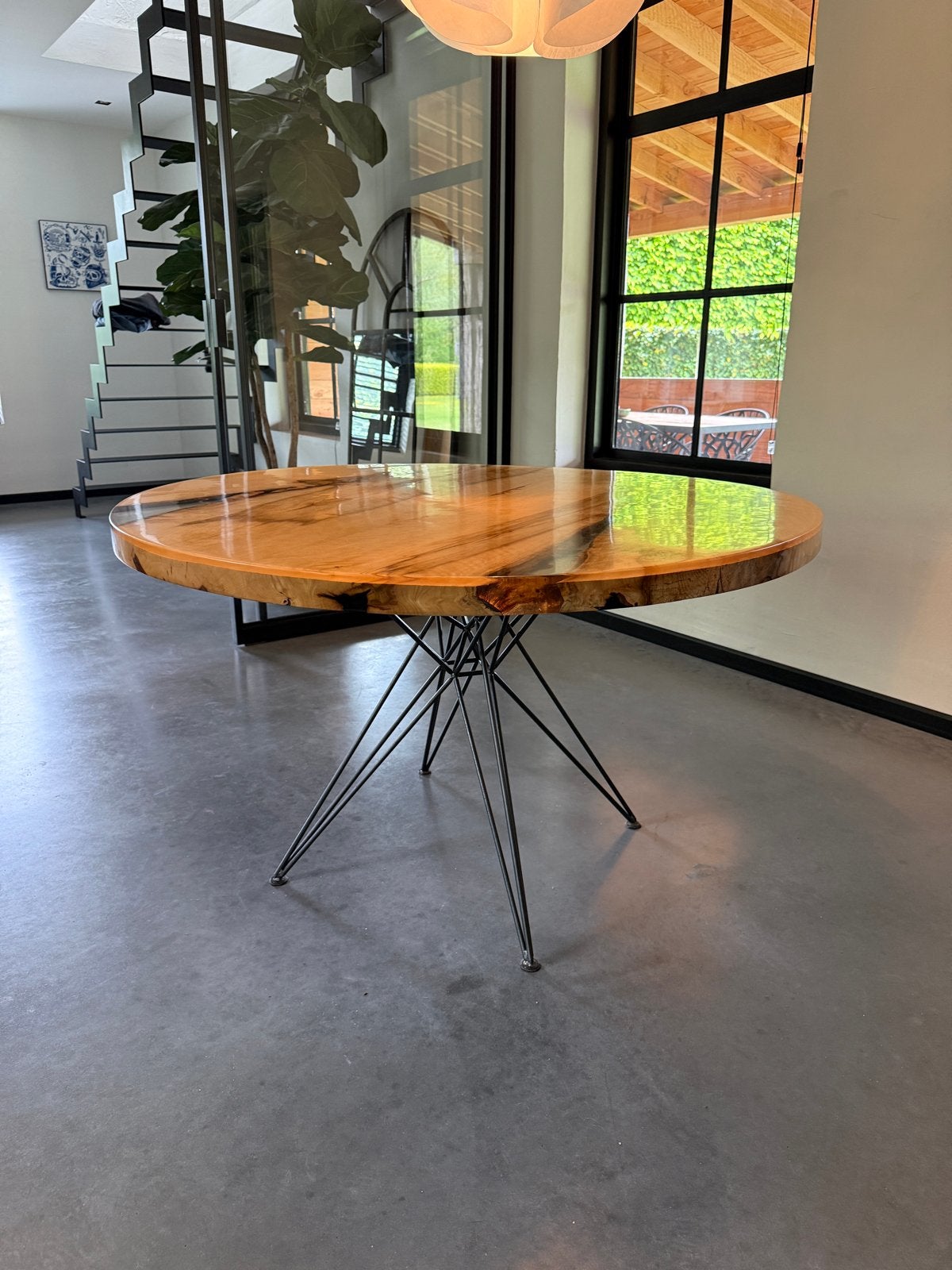 Design eettafel notenhout met epoxy metalen onderstel, 100 tot 150 cm, Ophalen of Verzenden, Zo goed als nieuw, 150 tot 200 cm