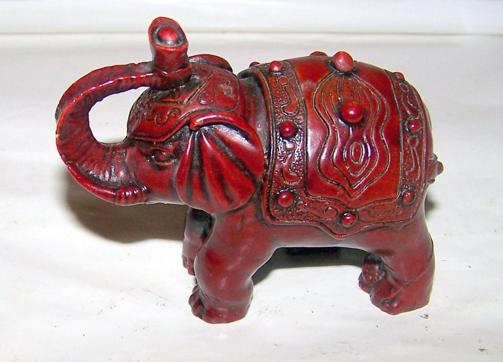 Vintage rood hars Feng Shui olifant beeldje. Nwst/zeldzaam., Antiek en Kunst, Minder dan 20 cm, Rood, Ophalen of Verzenden, Beeld