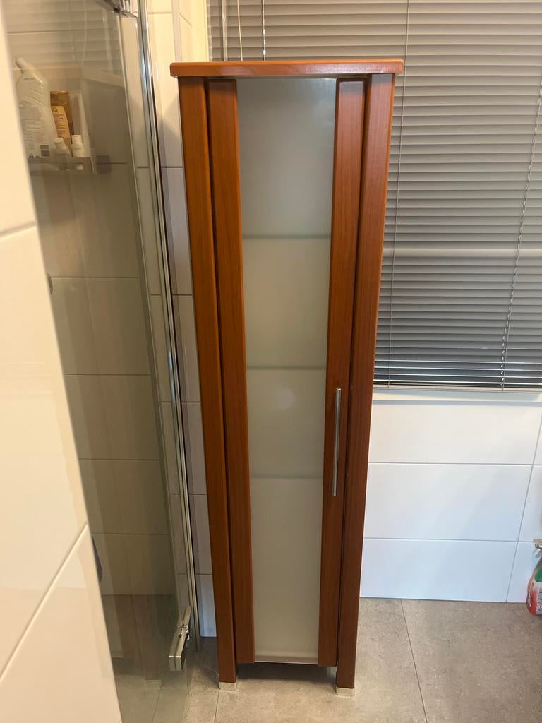2 Hoge, dunne badkamerkasten met glazen deuren, Ophalen, (Half)hoge kast, Minder dan 50 cm, Zo goed als nieuw