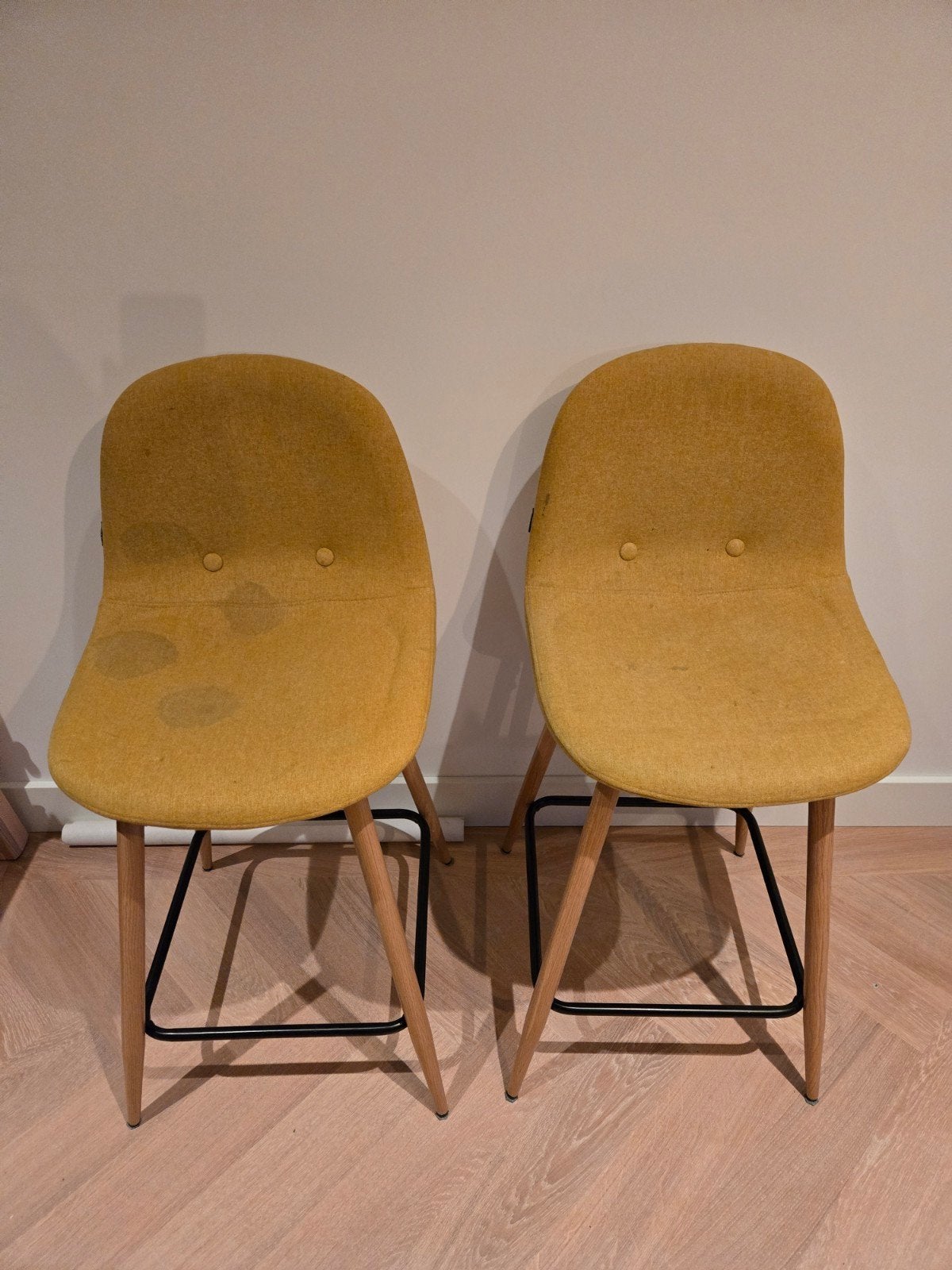 2 barkrukken Kave Home Nolite, mosterdgeel (zithoogte 65 cm), Ophalen, Gebruikt, 60 tot 90 cm, Metaal