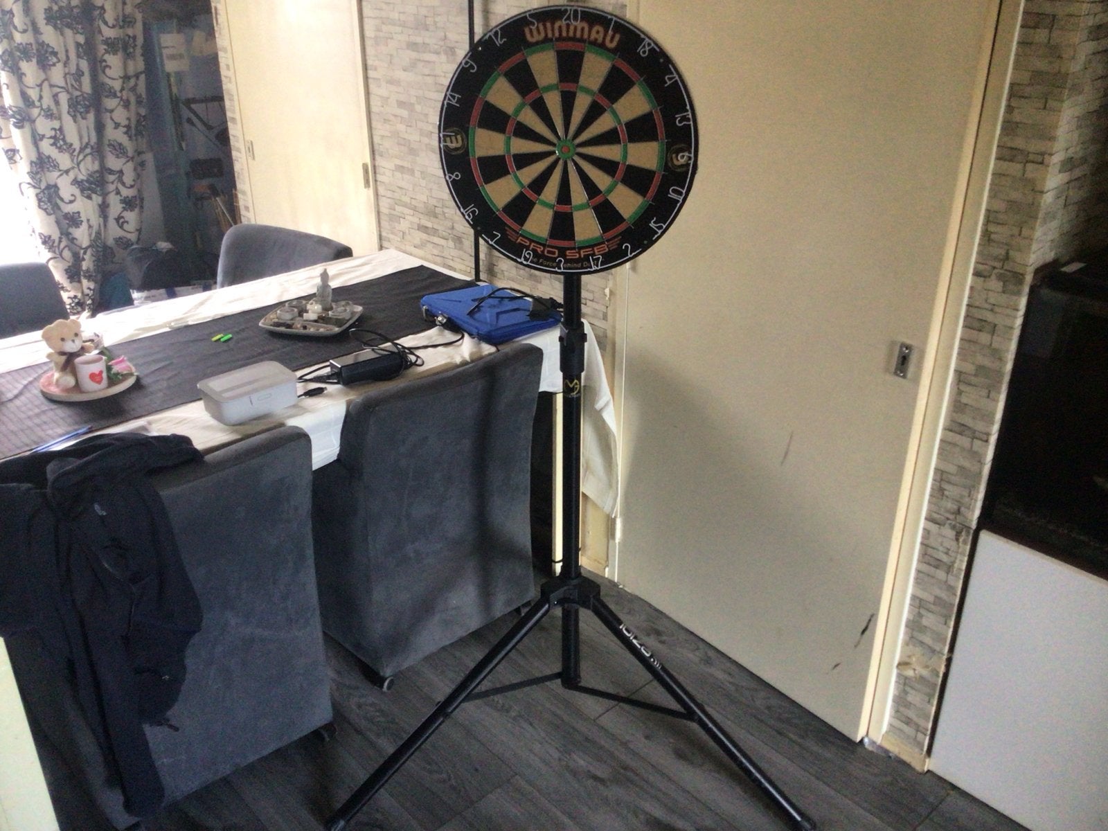 Winmau Dartbord met standaard, Sport en Fitness, Ophalen, Gebruikt, Dartbord met pijlen