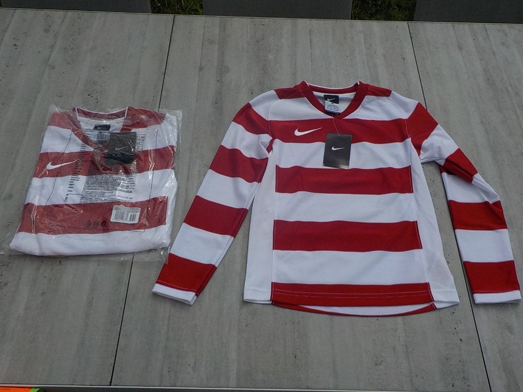 Nike Boys XS voetbalshirt longsleeve wit rood maat 116-128, Kinderen en Baby's, Kinderkleding | Maat 122, Jongen of Meisje, Nieuw