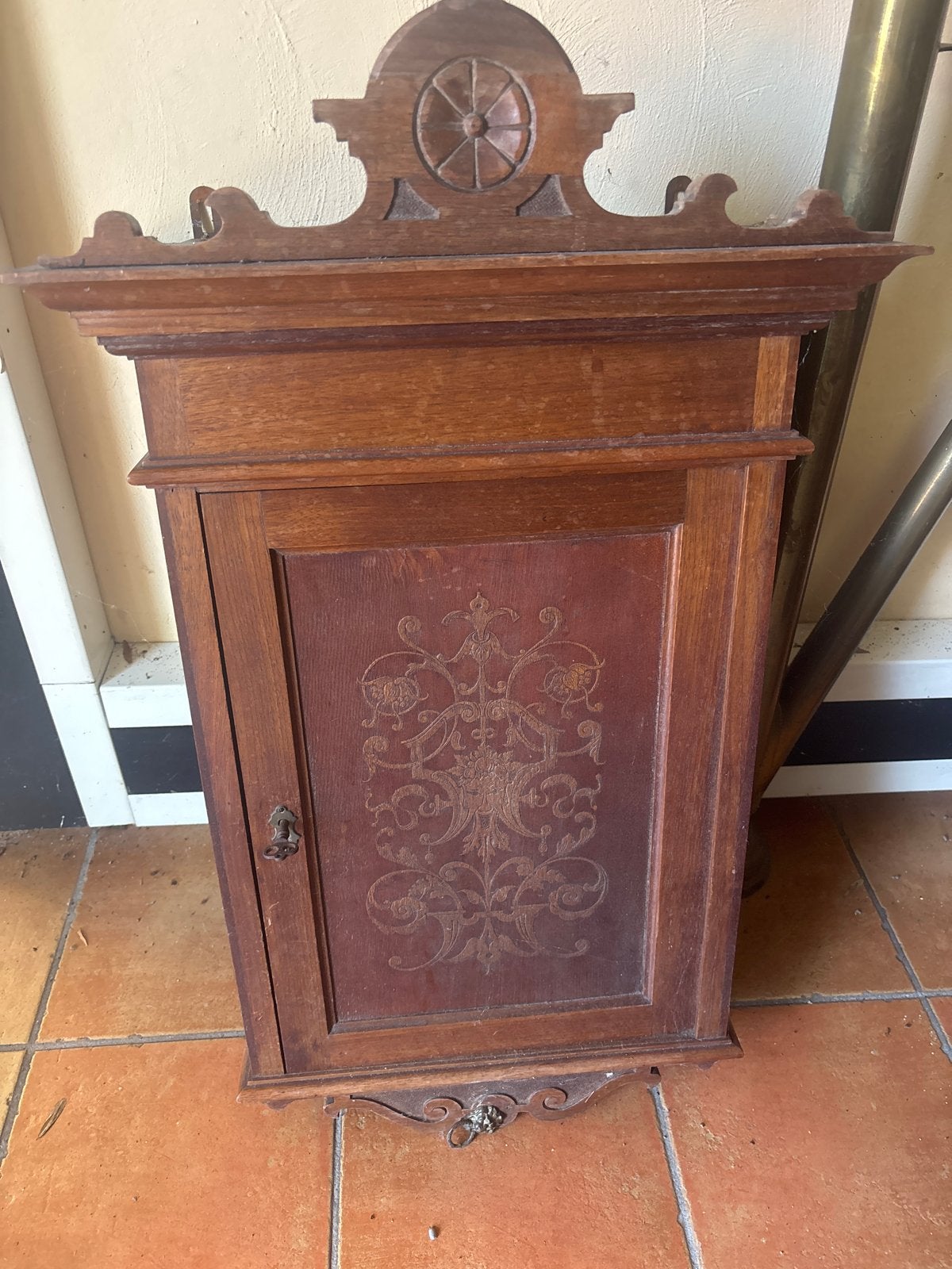 Antieke houten wandkastje met sierlijke gravures, Antiek en Kunst, Ophalen