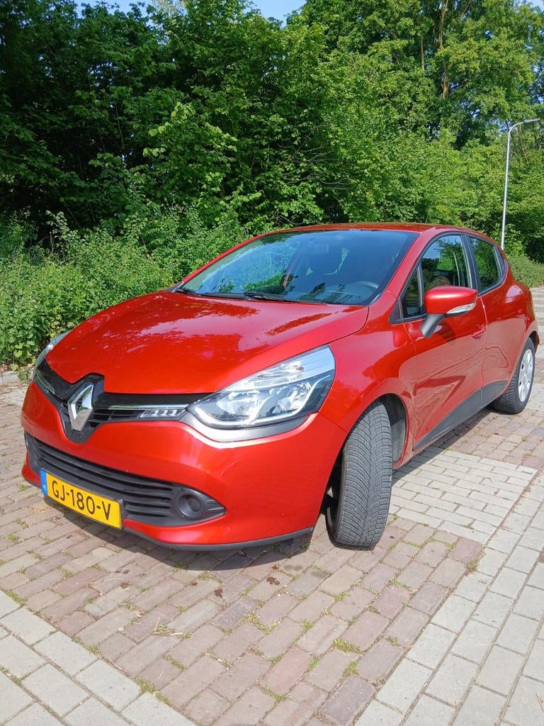 Renault Clio 0.9 TCE 66KW 5-DRS 2015 Rood met trekhaak, Voorwielaandrijving, 898 cc, 40 €/maand, 540 kg