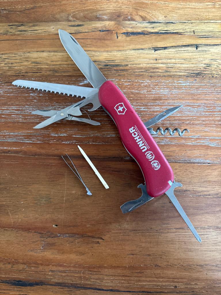 Victorinox Outrider UNHCR Zakmes - Rood, Ophalen of Verzenden, Gebruikt