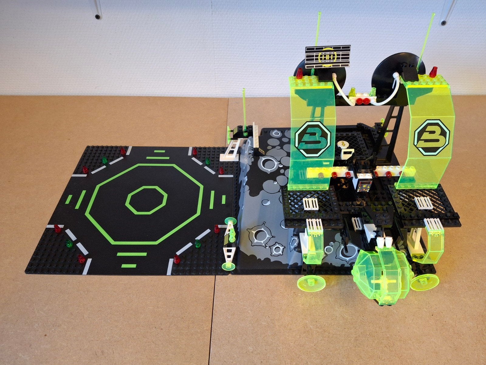 Lego 6988 Alpha Centauri Outpost. Jaren 90 Blacktron Space, Kinderen en Baby's, Lego, Info@lego.com, 33 Bath Road, Slough, UK