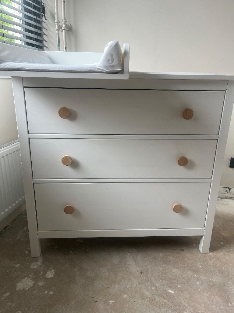 Hemnes ladekast met bladvergroter, Kinderen en Baby's, Kinderkamer | Commodes en Kasten, Ophalen, Kast, 50 tot 70 cm, Voetruimte