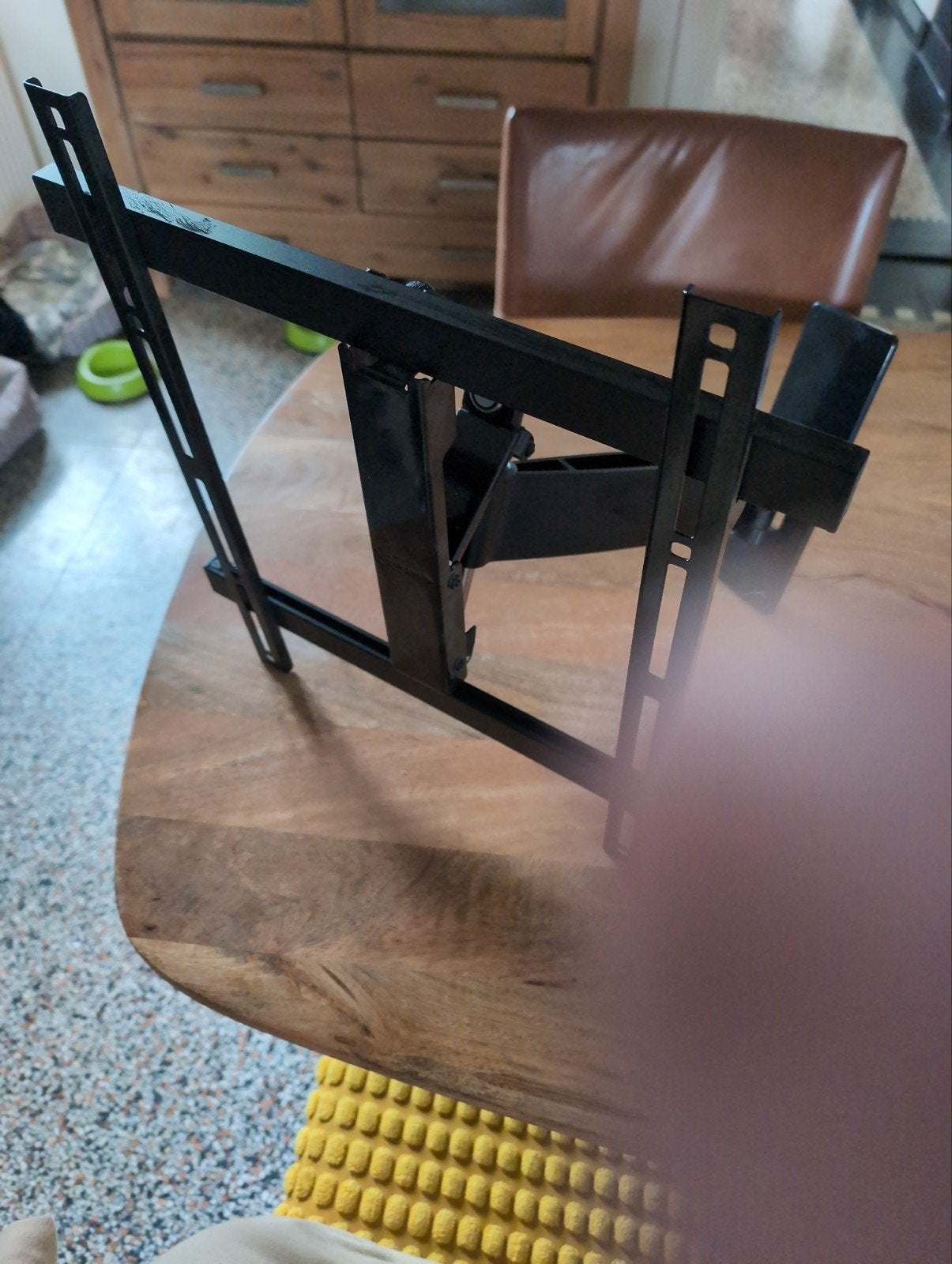 Tv muurbeugel De Vogel 3225 - Draaibaar en kantelbaar, Ophalen of Verzenden, Gebruikt