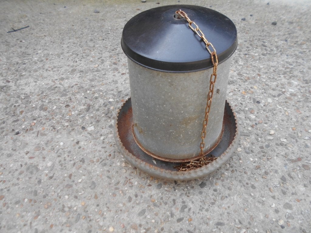 Kippen drinkbak, Ophalen, Gebruikt, Drinken en Voederen